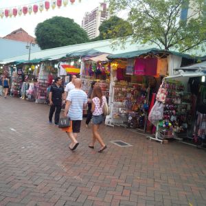 Kios-kios penjual souvenir khas Singapore